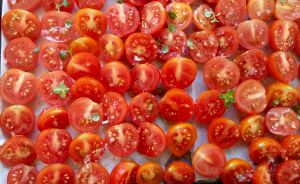 sliced tomatoes on tray