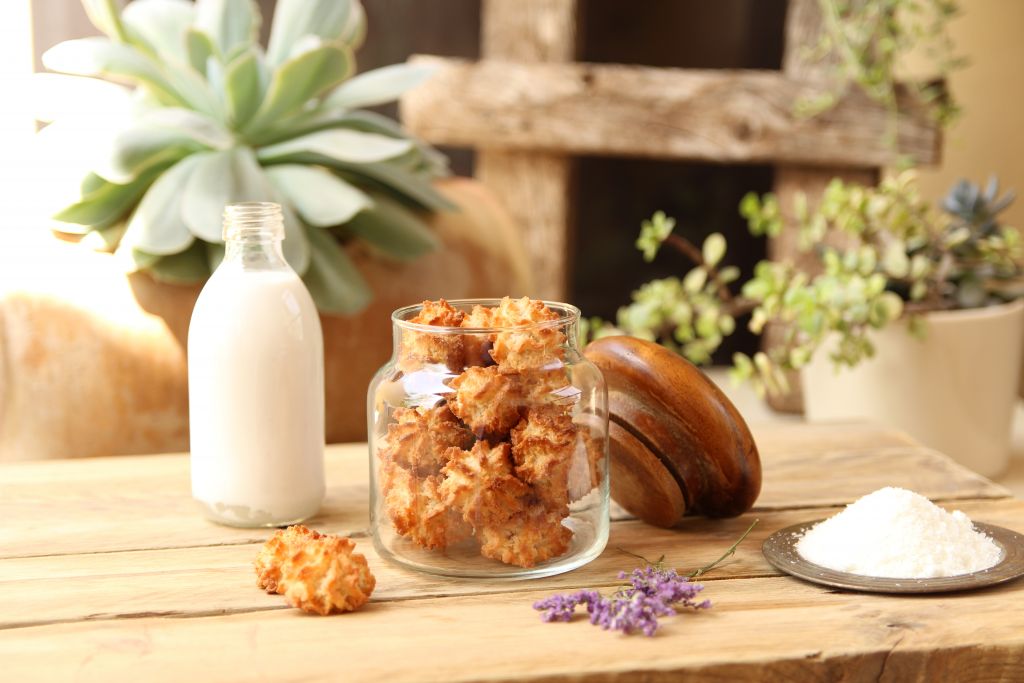 Vegan Coconut Macaroons With Only 6 Ingredients! - Let's Brighten Up