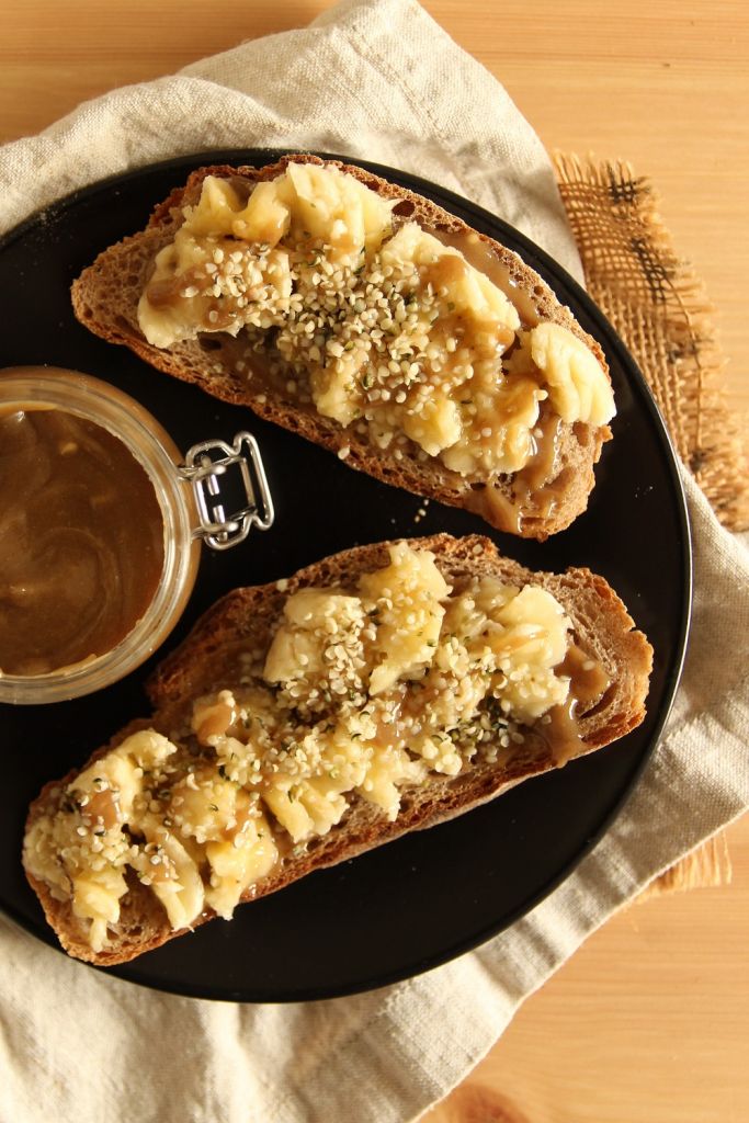 smashed banana on toast 